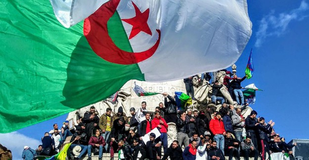 Cezayir'de Anayasa Konseyi Başkanı İstifa Etti