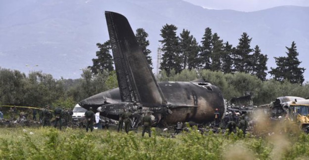 Cezayir'de Askeri Uçak Düştü, 2 Kişi Hayatını Kaybetti