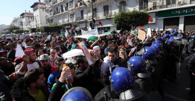 Cezayir'de Cumhurbaşkanı Karşıtı Vatandaşlar Sokağa İndi 