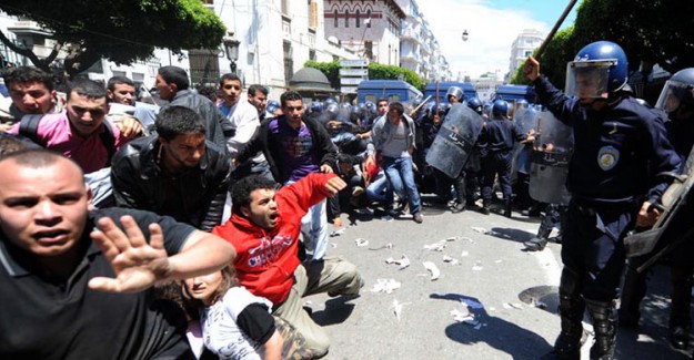 Cezayir'de Cumhurbaşkanına Karşı Düzenlenen Protestolarda 195 Kişi Tutuklandı