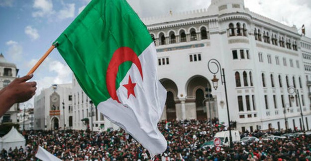 Cezayir'de Yeni Anayasa Konseyi Başkanı Göreve Atandı