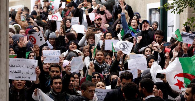 Cezayirliler Buteflika'dan Sonra Şimdi de 'Üç B Gitmeli' Sloganıyla Sokaklara İndi