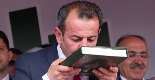 CHP'li Bolu Belediye Başkanı Tanju Özcan, Kuran-ı Kerim'i Öperek Göreve Başladı