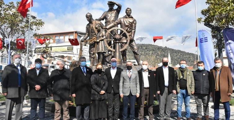 CHP'li Edremit Belediyesi'nin Yaptırdığı Heykel Açıldı