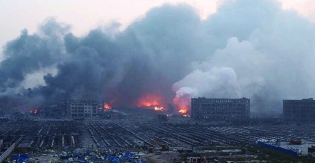Çin'de Korkunç Patlama! Caddeye Bomba Yağıyor