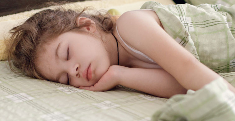 Çocuklar Uyurken Neden Sürekli Üzerini Açar?
