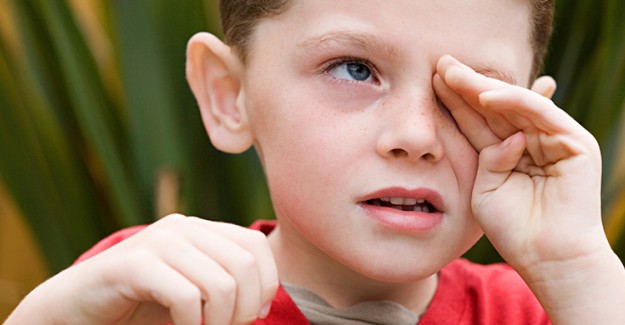 Çocuklarda Göz Çapaklanmasının Nedenleri Nedir? Belirtileri Nelerdir?