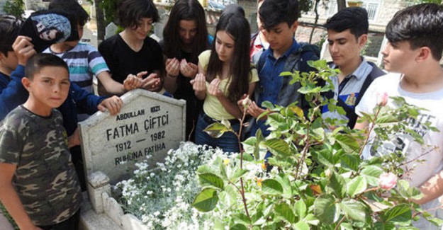 Çorum'da Kızın Gelip Ağladığı Mezara Ziyaretçiler Akın Etti