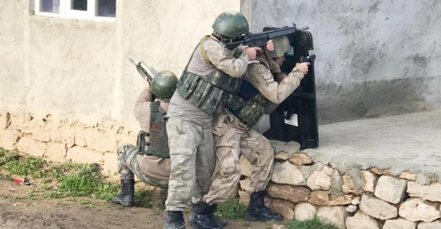 Çukurca'da Teröristlerden Taciz Ateşi, 2 Askerimiz Yaralı
