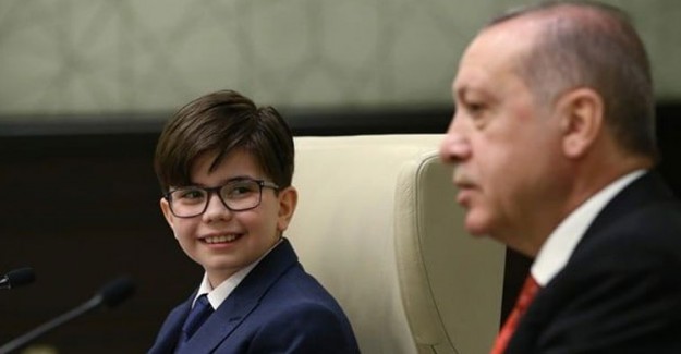 Cumhurbaşkanı Erdoğan, 23 Nisan Sebebiyle Koltuğunu 12 Yaşındaki Fatih'e Devretti