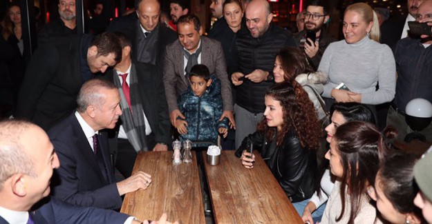 Cumhurbaşkanı Erdoğan Antalya'da Bir Kafede Vatandaşlarla Sohbet Etti