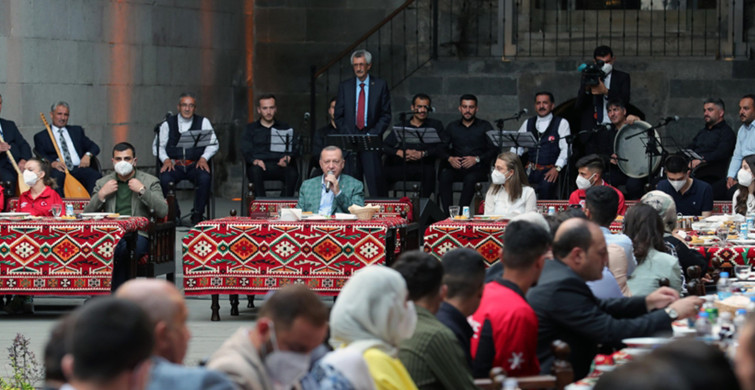 Cumhurbaşkanı Erdoğan Erzurum'da Gençlerle Bir Araya Geldi