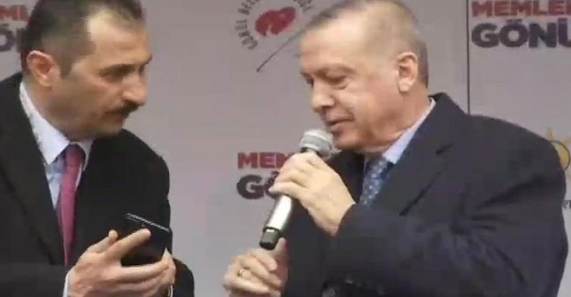 Cumhurbaşkanı Erdoğan, Kahramanmaraş Mitingi Sırasında Gelen Telefon Üzerine Konuşmasına Ara Verdi