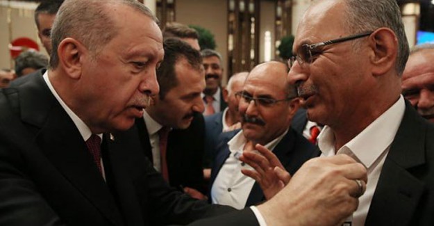 Cumhurbaşkanı Erdoğan, Muhtarın Cebindeki Sigara Paketini Aldı