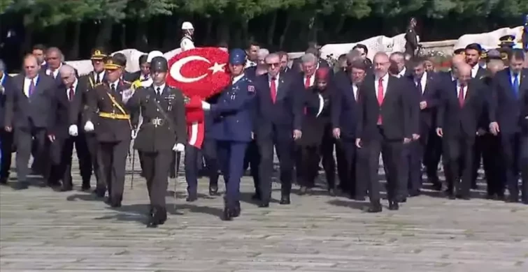 Cumhurbaşkanı Erdoğan ve Devlet Erkanı Anıtkabir'i Ziyaret Etti