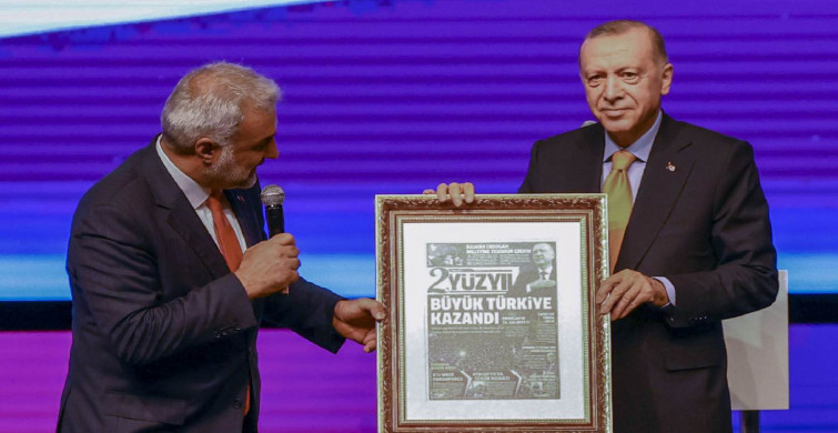 Cumhurbaşkanı Erdoğan’a büyük jest: 2023 seçimleri sonrasında bir gazete hediye edildi