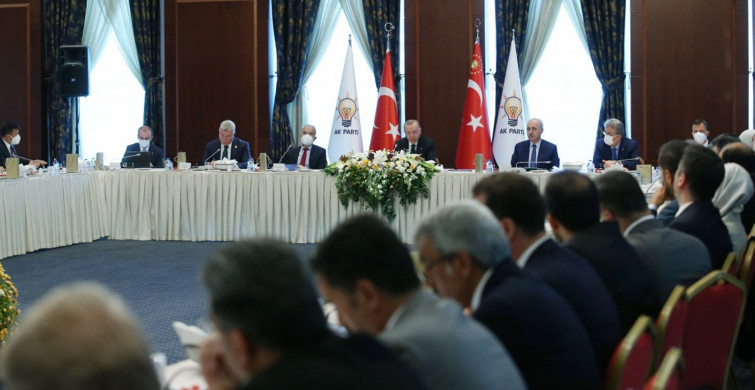 Cumhurbaşkanı Erdoğan'dan AK Parti Milletvekillerine Uyarı: Sahada Olacağız, Artık Masada Oturmak Yok