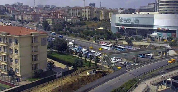 D-100'deki Yangın İstanbul Trafiğini Durdurdu