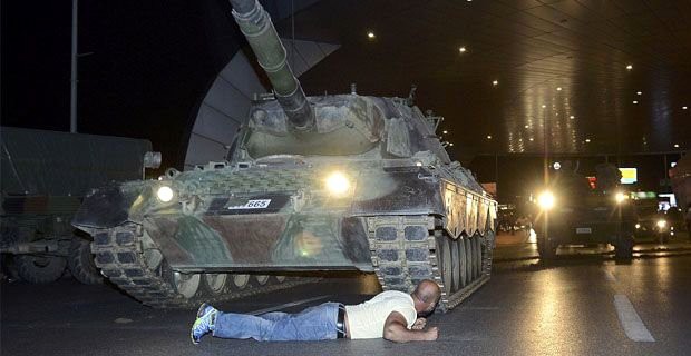 Darbecilerin Vatandaşın Üzerine Ateş Açtığı O Anlar (18+)