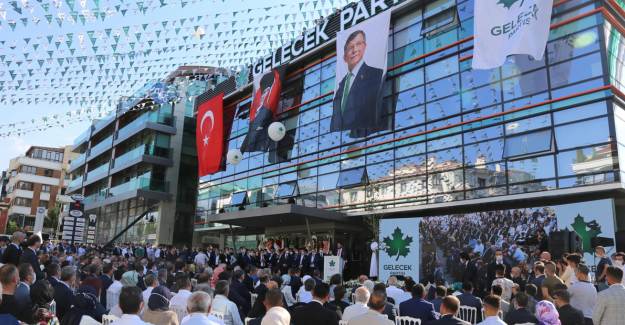 Davutoğlu'nun Ankara'daki Parti Açılışı Hayalkırıklığı ile Sonuçlandı