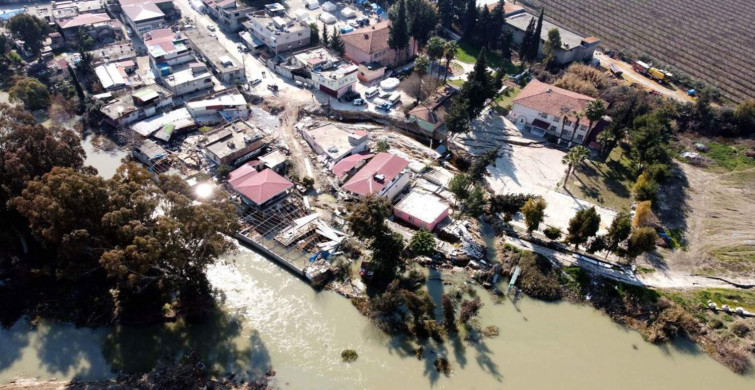 Deprem Hatay’da yerleri oynattı: Bazı evler Asi Nehri’ne sürüklendi