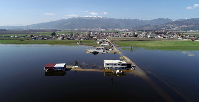 Deprem sonrası Hatay’daki Karasu çayı taştı: Köy su altında kaldı