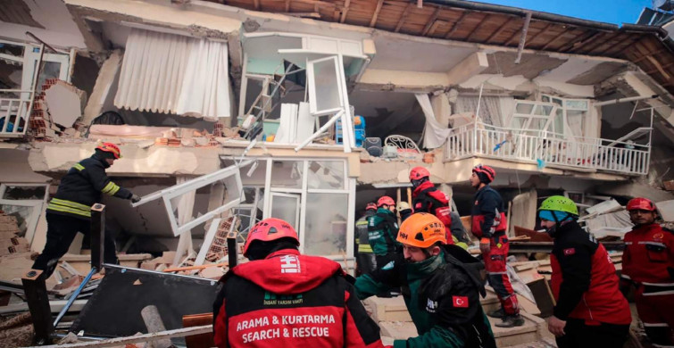 Depremde 149 saat sonra gelen mucize: Mustafa enkaz altından kurtarıldı