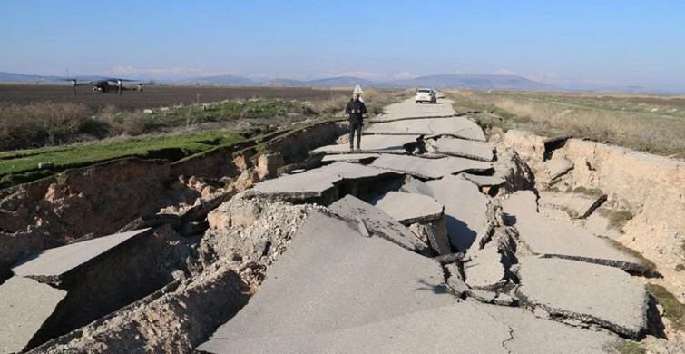 Depremin boyutunu gösteren görüntüler gelmeye devam ediyor: Yol tamamen paramparça oldu