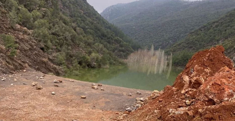 Depremin etkisiyle kayalar köyün üstüne düşmüştü: Sağanak yağışlar alarma geçirdi