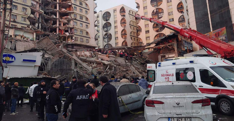 Depremle yıkılan binanın altından seslendi: Arkada kardeşim var