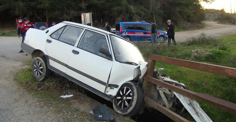 Direksiyon Hakimiyetini Kaybedince Köprüde Asılı Kaldı