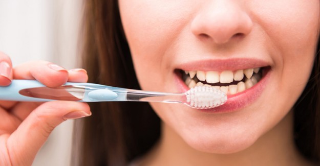 Diş Fırçalarken Yapılan Hatalar