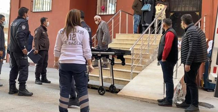 Diyarbakır'da 2 Çocuk Annesi Boğazına Sarılı Yazmayla Evde Ölü Bulundu