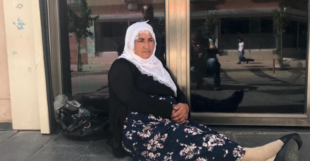 Diyarbakır'da Bir Anne Daha HDP Önünde Oturma Eylemi Yapıyor
