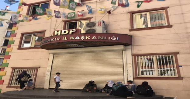Diyarbakır'da HDP Binası Önünde Eylem Yapanların Sayısı Artıyor