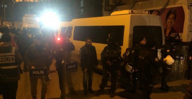 Diyarbakır'da HDP İl Binasına Polis Operasyon Düzenledi