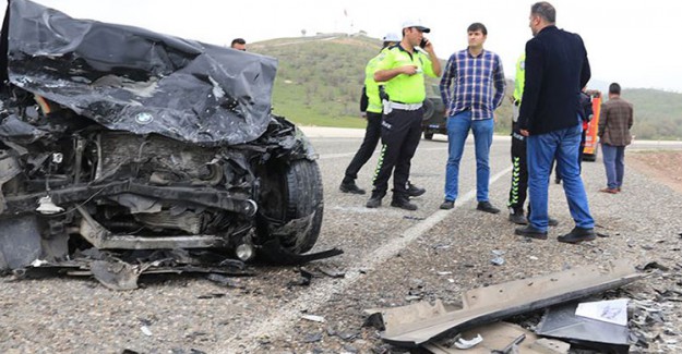 Diyarbakır'da İki Otomobil Çarpıştı: 3 Ölü, 6 Yaralı