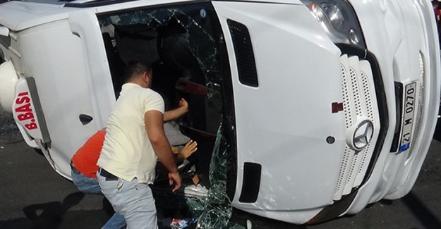 Diyarbakır'da Otomobil İle Yolcu Minibüsü Çarpıştı: 11 Yaralı