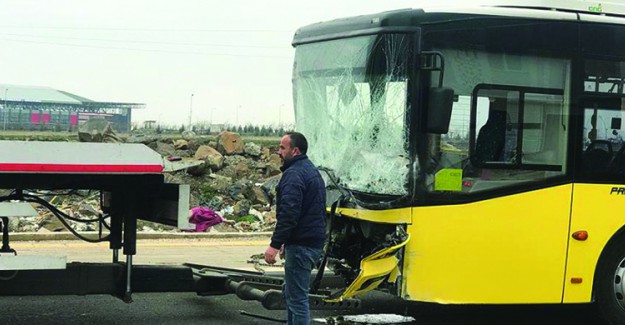 Diyarbakır'da Servis Minibüsü İle Belediye Otobüsü Çarpıştı; Onlarca Yaralı Var