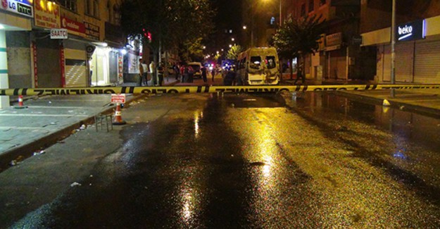 Diyarbakır'da Terör Yandaşları Yolcu Minibüsünü Yaktı