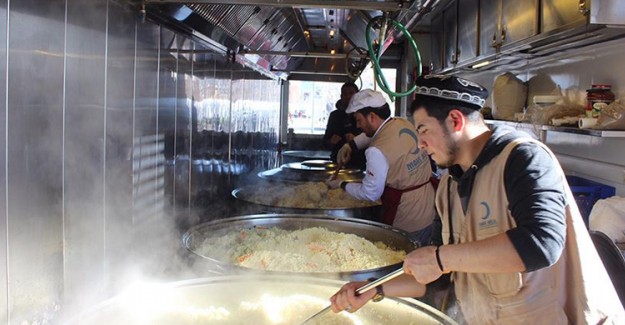 Doğu Türkistanlılar Afetzedeler İçin Pilav Pişirdi