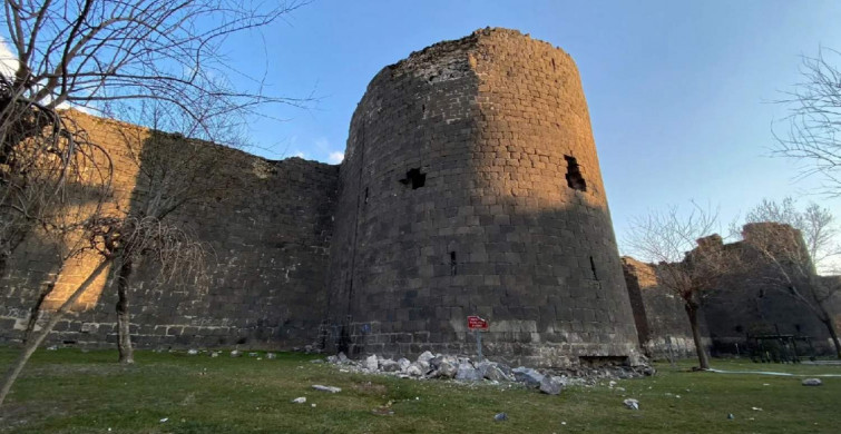 Dünya Kültür Mirası Listesi’nde bulunuyordu: 5 bin yıllık Diyarbakır Surları da deprem kurbanı oldu