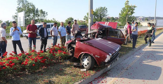Düzce'de Trafik Kazası! Araç Ortadan İkiye Ayrıldı