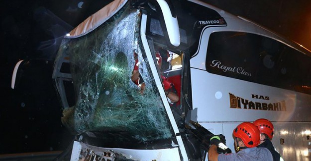 Düzce'de Yolcu Otobüsü ile Tır Çarpıştı: 37 Kişi Yaralandı