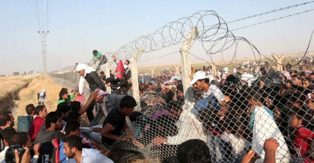 Düzensiz Göçmenler Avrupa Sınırına Doğru Harekete Geçti