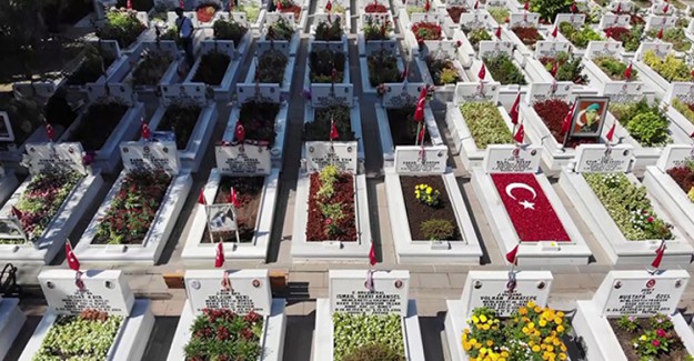 Edirnekapı Şehitliği'nde Kurban Bayramı Arifesinde Hüzün Vardı