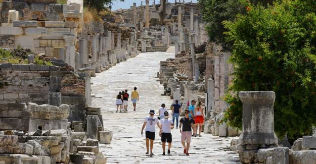 Efes Antik Kenti'ne Corona Kotası