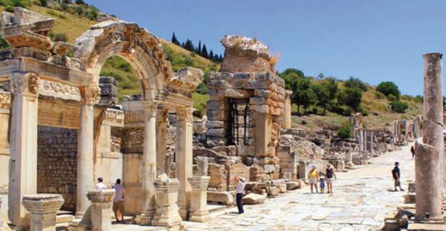 Efes’te Arkeolojik Kazılar Devam Ediyor