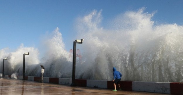 Ege Denizi'nde Beklenen Fırtına Nedeniyle Meteoroloji'den Uyarı Geldi
