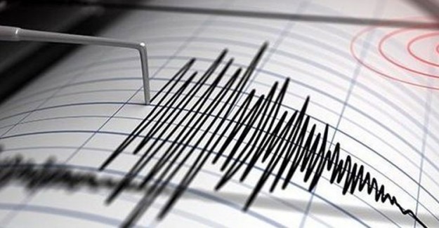 Ege'de Korkutan Deprem! Halk Sokağa Döküldü